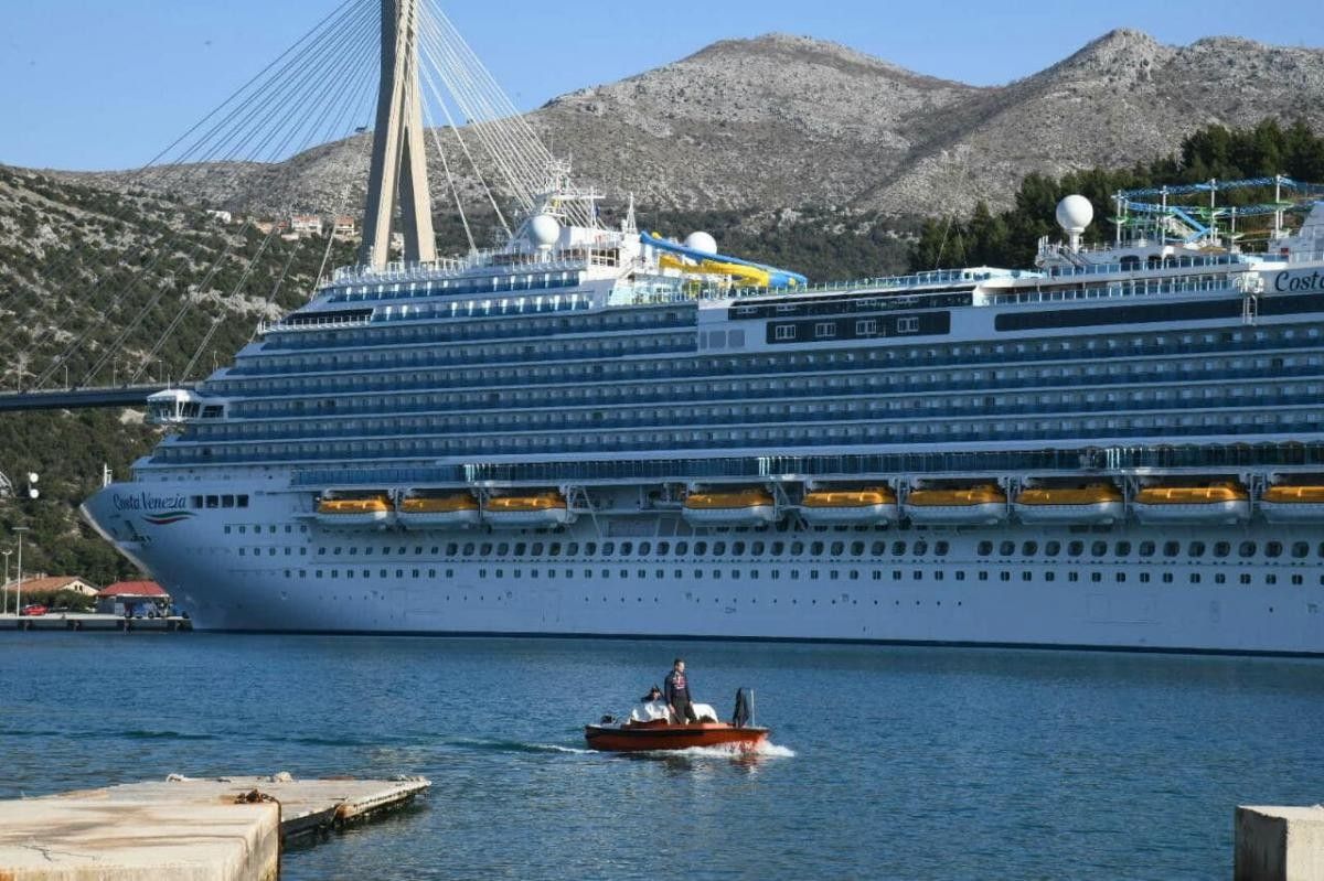 kruzer costa venezia.jpg